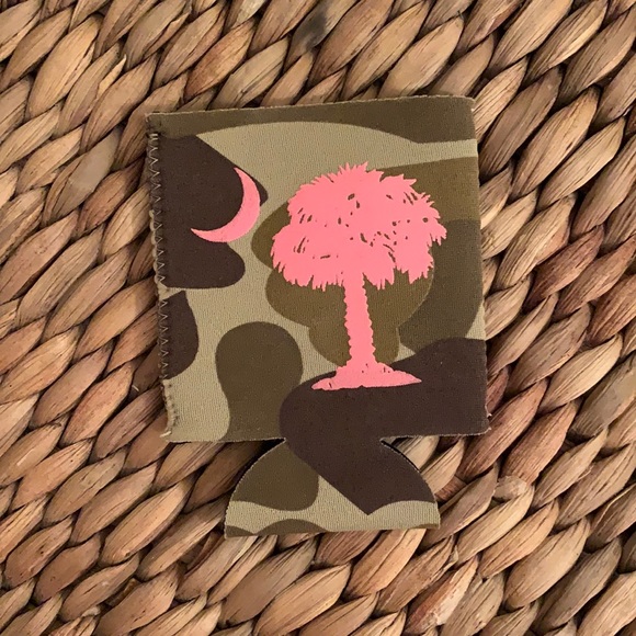 FREE W PURCHASE NWOT Camo & Pink Drink Koozie - Picture 1 of 4